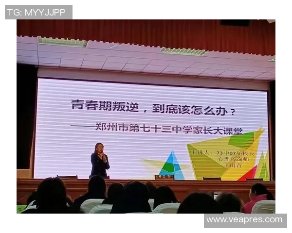 一个足球场的故事：青春梦想与团队精神的交织与碰撞