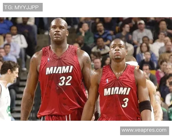 三巨头足球的崛起与影响力解析：重塑世界足球格局的传奇故事