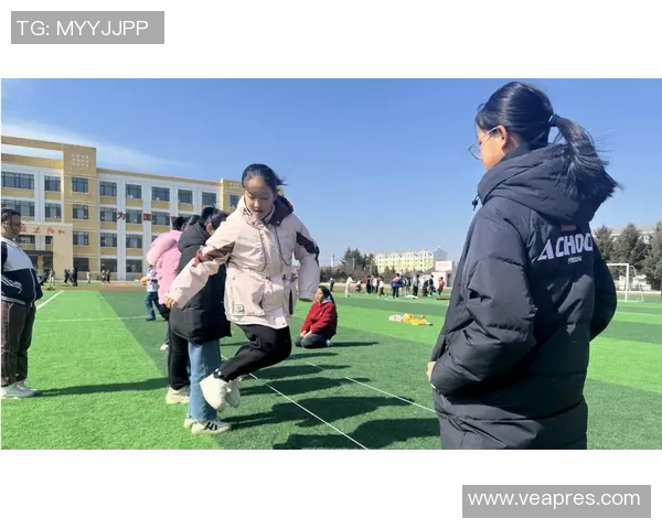 下班后与好友一起踢足球释放压力享受快乐时光