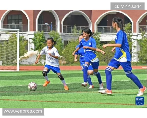 丰富多彩的小学生足球场图片大全展示孩子们的运动乐趣与团队精神